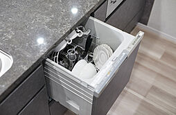 [食器洗い乾燥機] ビルトインタイプの食器洗い乾燥機を装備。多くの食器を一度に洗え、節水効果が高く、食器の洗浄から乾燥までスピーディに行えます。