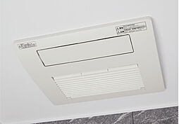 [浴室換気暖房乾燥機（ガス温水式）] 天候に左右されず洗濯物を乾かせる浴室換気暖房乾燥機を設置。浴室の除湿・カビ抑制にも効果的です。