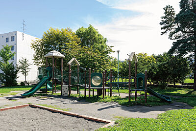 月寒五区公園 (徒歩2分)