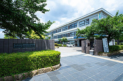 姫路市立白鷺小中学校 約920m(徒歩12分)