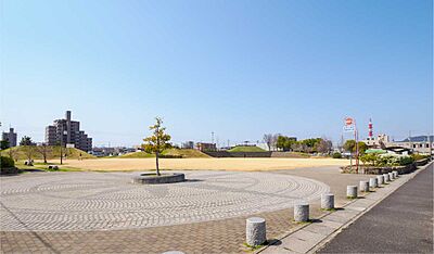伏石中央公園 約350m(徒歩5分)