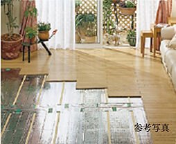 [ガス温水式床暖房] リビング・ダイニングの床には足元から部屋全体を暖めるガス温水式床暖房を標準装備。床全体が均一な暖かさを保ち、快適性、安全性、省エネに優れます。
