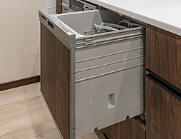 [食器洗浄乾燥機] シンク前に立った状態でダイレクトに食器をセットできるよう、上部に操作パネルを配列。
