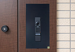 [玄関前カメラ付インターホン] 各住戸の玄関には、カメラ付インターホンを設置。来訪者を撮影し、住戸内からカラー映像で確認できるので便利です。
