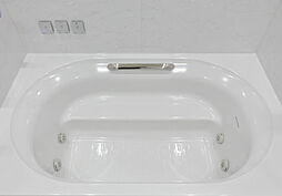 [ワイド浴槽] 余裕あるスペースで、ゆったりとした入浴を満喫出来ます。浴槽水量も最小限に抑えたエコデザイン。※1