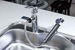 [浄水器一体型シャワー水栓] いつでもワンタッチで浄水が使える、浄水器内蔵型。引出し式ヘッドは、シンクのお手入れにも重宝します。