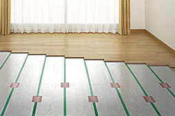 [TES温水式床暖房] リビング・ダイニングには、足元から心地よく室内を暖める体に優しい暖房システムを採用。※参考写真