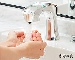 [手洗いカウンター付シャワートイレ] スッキリデザインでお手入れ簡単