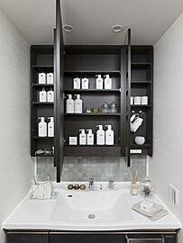 モアグレース千種春岡 収納付大型三面鏡