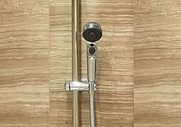 [ワンストップ付3wayシャワー] 手元ボタンで簡単に操作できるワンストップ機能付。3種類のシャワー吐水が切替できる3wayシャワーヘッドを採用。