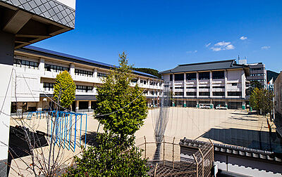 長崎市立桜町小学校 約670m(徒歩9分)