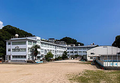 西北小学校 約620m(徒歩8分)