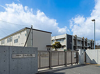 三山木小学校 約640m(徒歩8分)