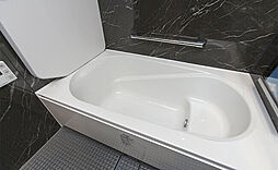 [エコベンチ浴槽] 全身浴と半身浴のできる機能を備え、水道・光熱費も節約できるエコと機能を両立させた美しいデザインです。