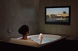 [浴室テレビ（バスルーム）] ゆったりと湯船につかりながら、臨場感ある映像で、エンターテイメントなバスタイムが愉しめます。（16型TV、P・Q・S typeのみ24型TV）※参考写真