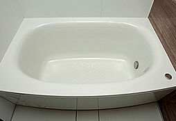 [弓形浴槽] 浴槽の内側にエッジのない弓形の形状を採用しています。 ※Gタイプ除く