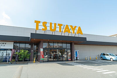 TSUTAYA和白店 約130m(徒歩2分)