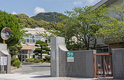 勝山小学校 約1,270m(徒歩16分)