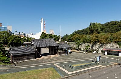 徳島中央公園 約1,250m(徒歩16分)