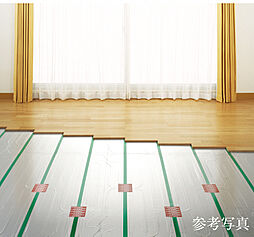 [TES温水床暖房] 部屋全体を足元からやさしく暖める温水式の床暖房をリビング・ダイニングに標準装備。ホコリを巻き上げず、空気を汚さないためクリーンで快適です。