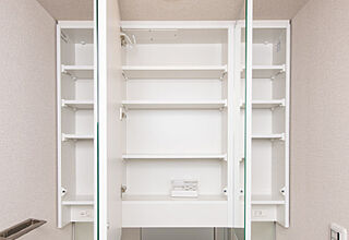 サンメゾン大阪此花 三面鏡裏収納