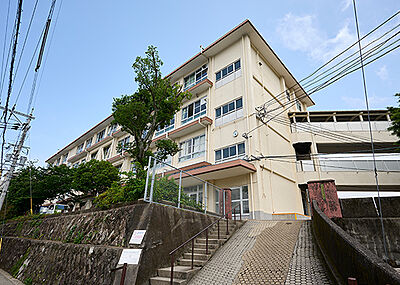 市立山里中学校〈指定学校〉 約1,070m (徒歩14分)