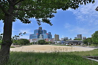 扇町公園 約440m