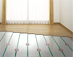 [TES温水式床暖房] リビングにはTES温水式床暖房を全戸標準採用。自然対流を活かして室内全体を均一に温めるので室内のどこにいても快適に過ごせます。