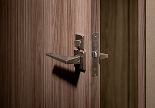 アネシア御器所 重厚感ある木製建具