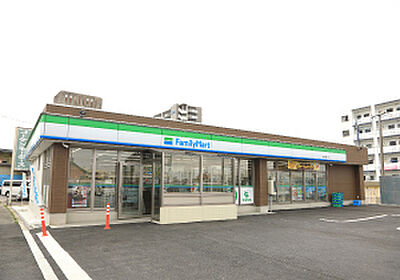 ファミリーマート 嘉手納兼久店 約220m(徒歩3分)