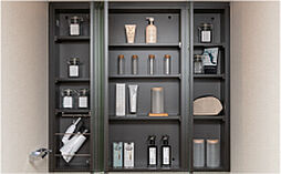 [三面鏡裏収納] 鏡裏のスペースを利用した棚には、化粧品や薬などの小物類を整理して収納できます。