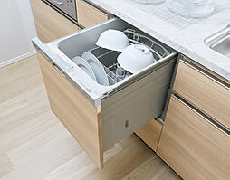 [食器洗い乾燥機] 食器類を中に入れてスイッチオンするだけで、洗浄から乾燥まで自動で行うことができ、家事の時間短縮などを実現します。