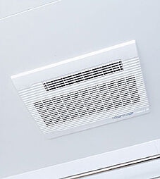 [浴室暖房換気乾燥機] 雨の日や梅雨時でも便利な電気式浴室暖房換気乾燥機。浴室全体を乾燥させ、カビの発生も抑えてくれます。