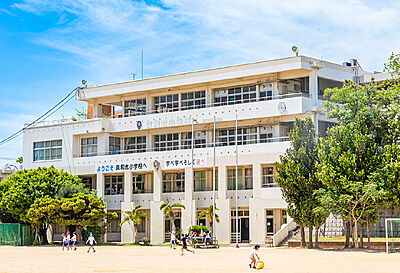 真和志小学校 約270m(徒歩4分)