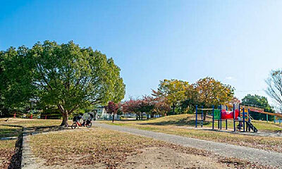 一里山公園 約890m（徒歩12分）