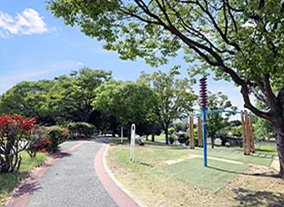 金岡公園 約820m（徒歩11分）