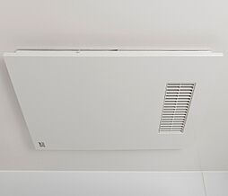 [浴室換気乾燥暖房機（電気式）] 浴室の湿気をすばやく解消し、雨天時の洗濯物の乾燥や寒い季節の入浴前暖房も可能です。24時間換気機能を搭載しています。※1
