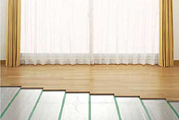 [床暖房] 室内を足元から心地よく温める床暖房をリビング・ダイニングに設置。エアコンのように、空気を乾燥させず快適です。