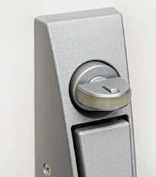 [防犯サムターン] 工具をドアの内側に入れサムターンを回してしまう不正解錠に対応したスイッチ式防犯サムターンを採用しました。
