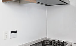 [ホーロー製パネル] システムキッチン壁面には、汚れをサッと拭き取れてキズや熱にも強いホーロー製パネルを採用しています。ホーロー製パネルはマグネット式のフックなどを取り付けることも可能です。