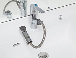 [シングルレバー混合水栓] ボウルのお手入れがしやすい、ノズル引出し式シングルレバー混合水栓を採用しています。湯水の切り替えがレバー操作で簡単に行えます。