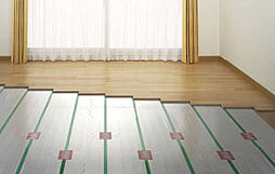 [TES式温水床暖房] リビング・ダイニングには、東京ガスのTES温水床暖房を採用。温水を利用して足元から心地よく室内を暖め、理想的といわれる『頭寒足熱』を実現する暖房システムです。※参考写真