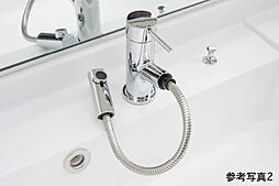 [シングルレバー水栓] 洗面化粧台には、ヘッドが引き出せ、洗面ボウルを洗うときなどに便利なシングルレバー水栓を採用しました。