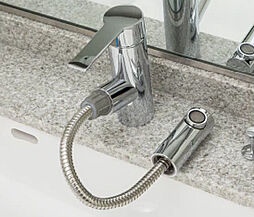 [シングルレバー水栓] 洗面化粧台には、ヘッドが引き出せ、洗面ボウルを洗うときなどに便利なシングルレバー水栓を採用しました。※参考写真1