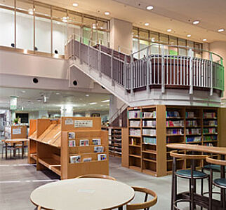草加市中央図書館 約940m(徒歩12分)