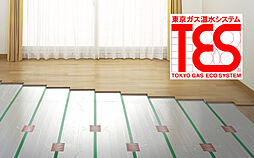 [ガス温水式床暖房] リビング・ダイニングに温水式床暖房を採用。ホコリを巻き上げる風を起こさず、足元からクリーンに暖めます。※参考写真