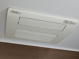 [浴室換気乾燥暖房機] 乾燥・暖房・涼風機能に加え、24時間低風量換気機能付き。洗濯物の乾燥等にも重宝します。一部タイプ（A・Eタイプ）のみミストサウナ機能付き。