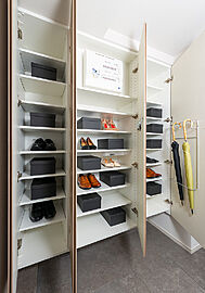 ザ・ライオンズ西川口 玄関収納