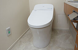 [ロータンクトイレ] 上質な機能美を感じさせるロータンクトイレを採用。清潔さと品の良さを兼ね備え、美しい空間を演出。※1