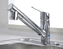 [浄水器一体型水栓] お料理においしい水が使える浄水器一体型、シャワーヘッドの引き出しも可能です。※カートリッジの交換は有償です。